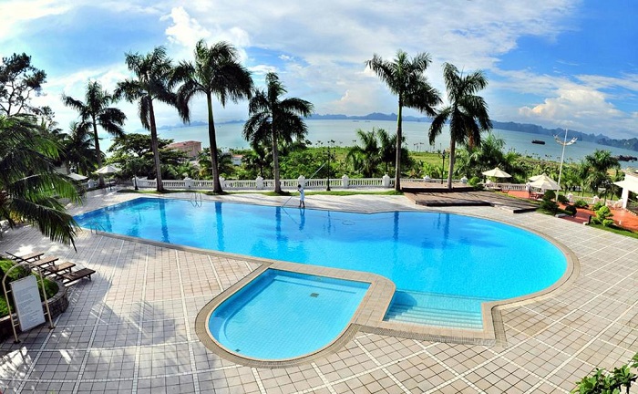 bể bơi khách sạn tại Bãi Cháy Royal halong hotel
